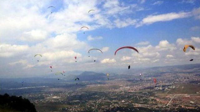 Yamaç Paraşütü Şampiyonası'nda Yine Renkli Görüntüler