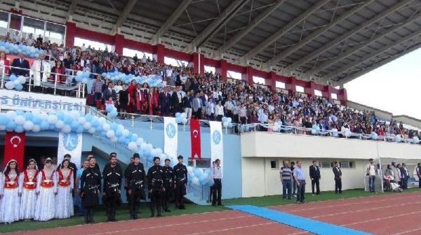 Kars Kafkas &Uuml;niversitesi'nde 2 Bin 315 Mezun Kep Fırlattı