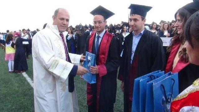 Kars Kafkas Üniversitesi'nde 2 Bin 315 Mezun Kep Fırlattı