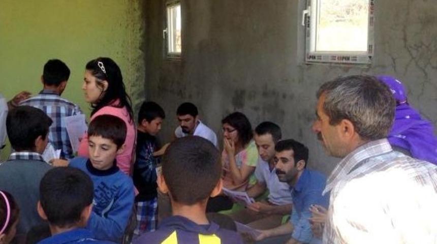 &Ouml;ld&uuml;r&uuml;lme Korkusu Nedeniyle 50 &Ouml;ğrenciye Karnelerini &Ouml;ğretmenleri G&ouml;t&uuml;rd&uuml;