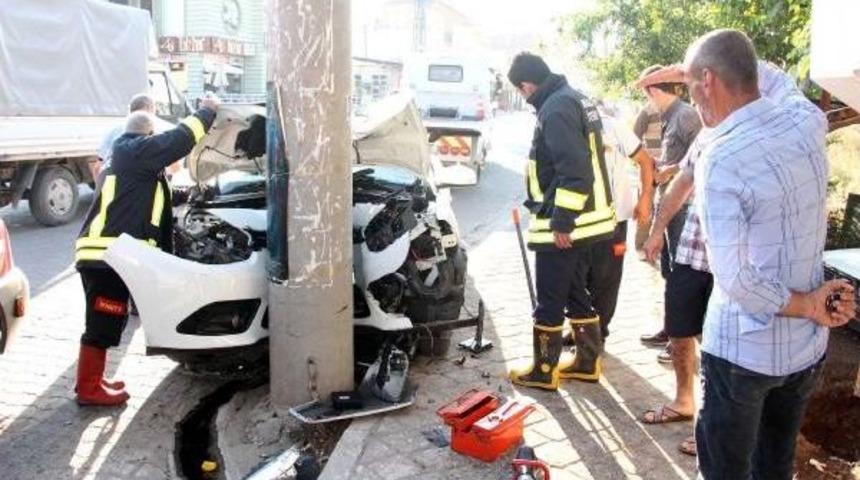 Otomobil Elektrik Direğine &Ccedil;arptı: 1 &Ouml;l&uuml;