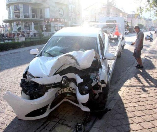 Otomobil Elektrik Direğine Çarptı: 1 Ölü