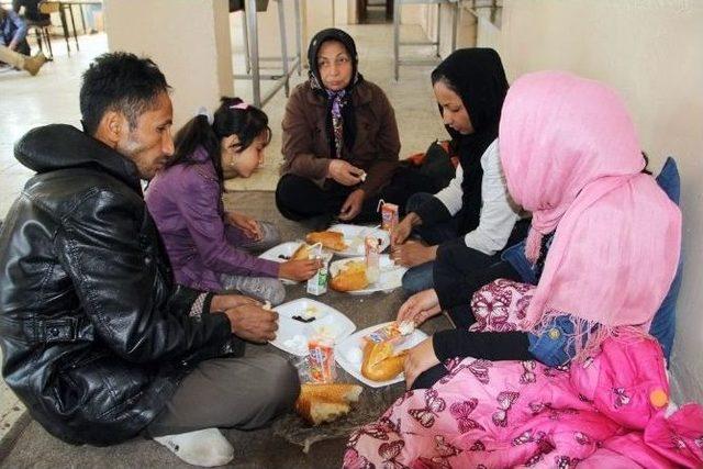 Mahsur Kalan Kaçak Şahısları Jandarma Kurtardı