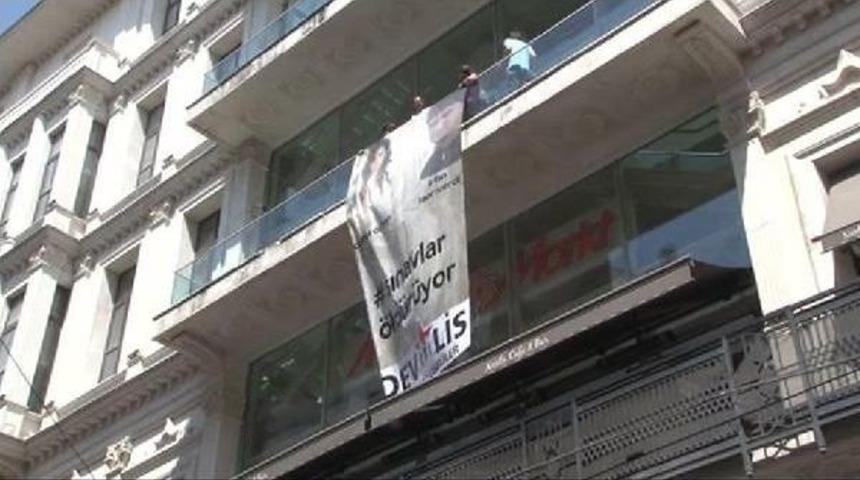 Liselilerden Avm'de "sınav &Ouml;ld&uuml;r&uuml;yor" Eylemi