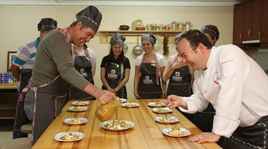 Esmek Mutfak St&uuml;dyosunda "se&ccedil;kin Yemekler" Kursu