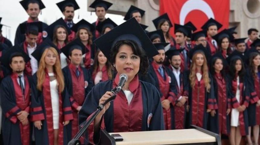 Tıp Fak&uuml;ltesi &Ouml;ğrencilerinin Mezuniyet Coşkusu