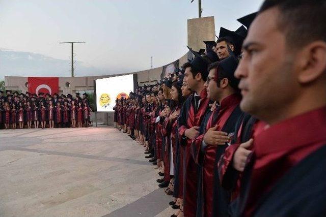 Tıp Fak&uuml;ltesi &Ouml;ğrencilerinin Mezuniyet Coşkusu 1