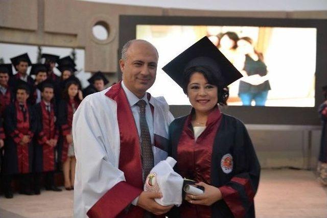 Tıp Fak&uuml;ltesi &Ouml;ğrencilerinin Mezuniyet Coşkusu 2