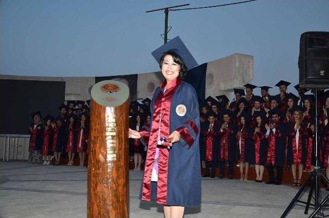 Tıp Fak&uuml;ltesi &Ouml;ğrencilerinin Mezuniyet Coşkusu 3