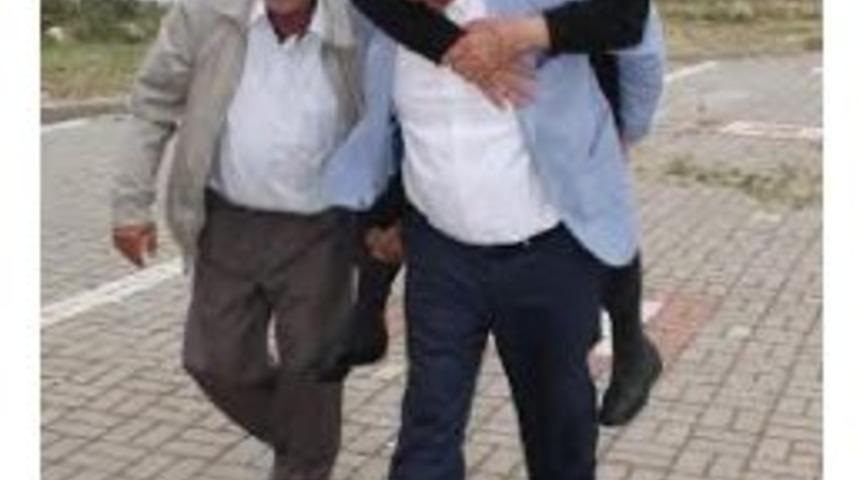 Sandığa Vekil Oğlunun Sırtında Giden Anne Hastanelik Oldu