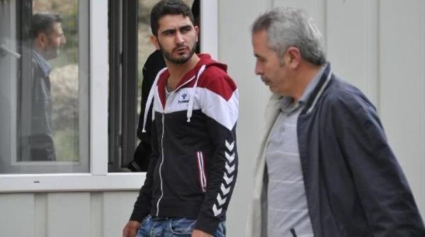 &Ccedil;atıya &Ccedil;ıkıp Yolda Y&uuml;r&uuml;yen Polise Ateş Etti