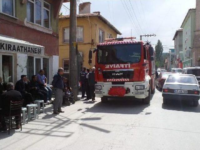 &Ccedil;atıya &Ccedil;ıkıp Yolda Y&uuml;r&uuml;yen Polise Ateş Etti 1