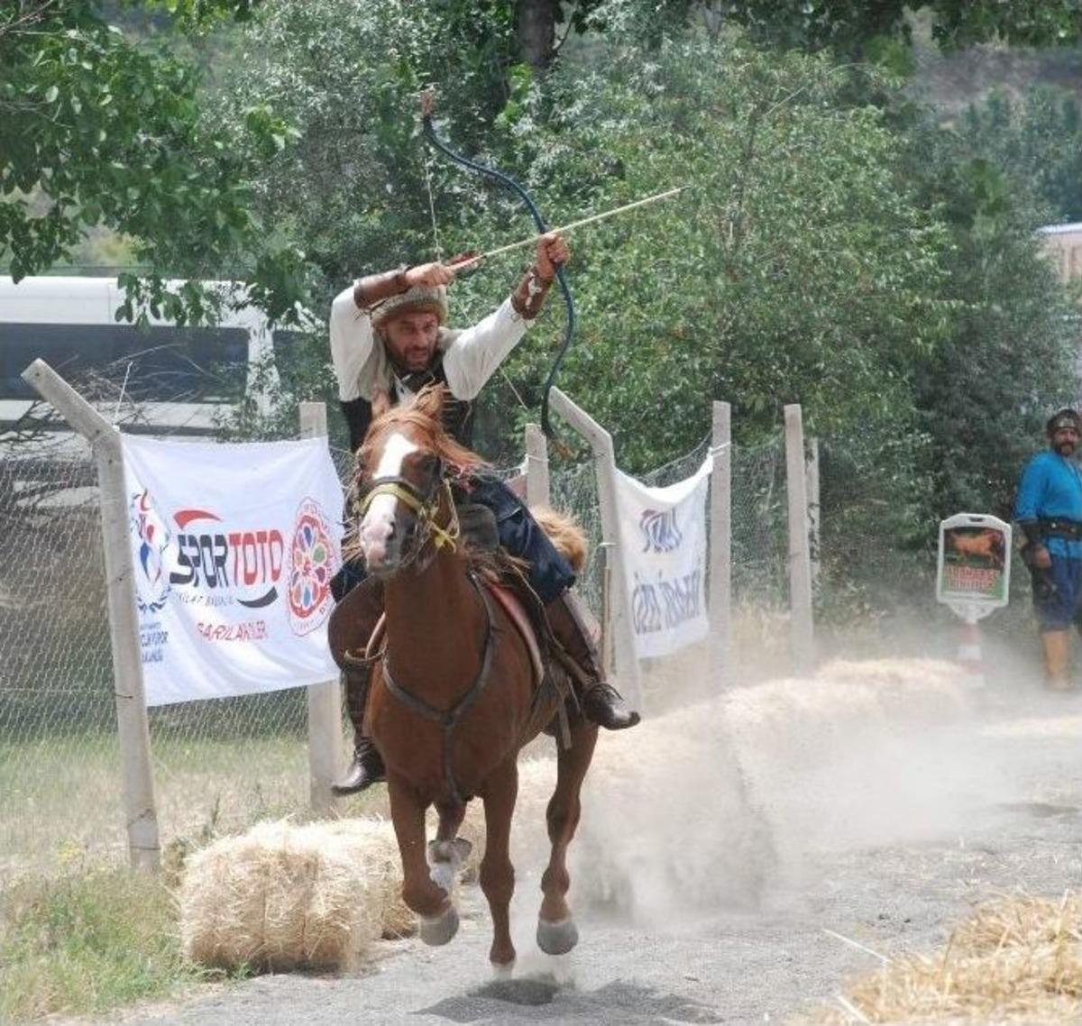 At &Uuml;zerinde Ok Atışı Yapan Sporcular Nefesleri Kesti