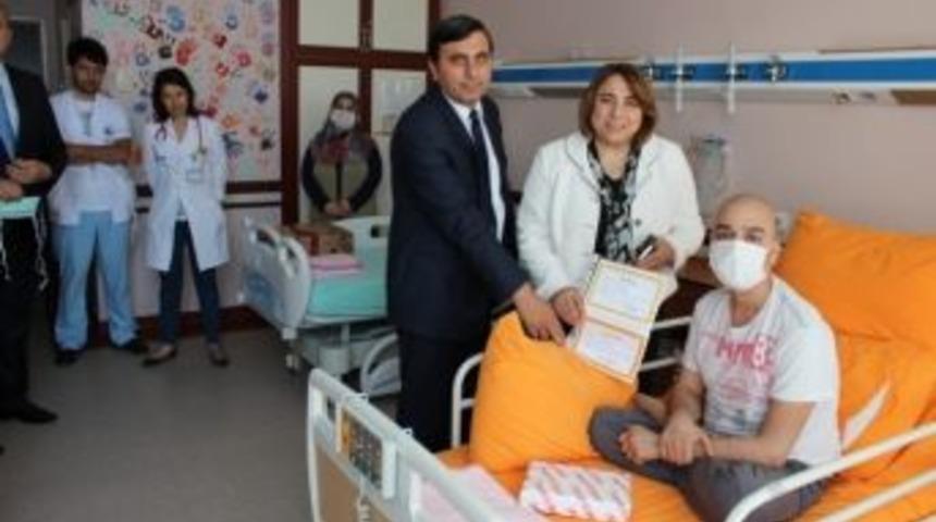 Hastanede Tedavi G&ouml;ren Yunus Karnesini Milli Eğitim M&uuml;d&uuml;r&uuml;n&uuml;n Elinden Aldı