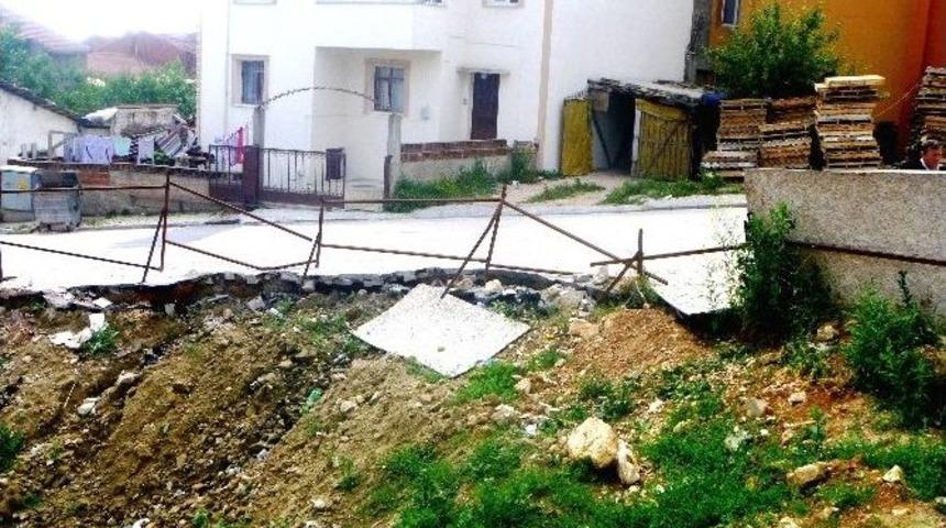 İnşaat &Ccedil;ukuru Yanındaki Yolda &Ccedil;&ouml;kme Tehlikesi