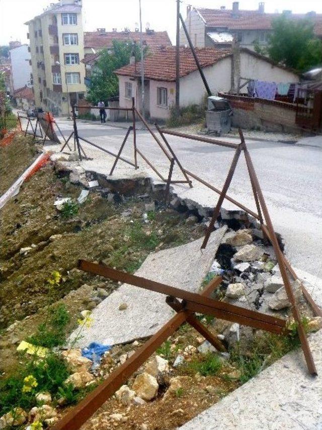 İnşaat Çukuru Yanındaki Yolda Çökme Tehlikesi