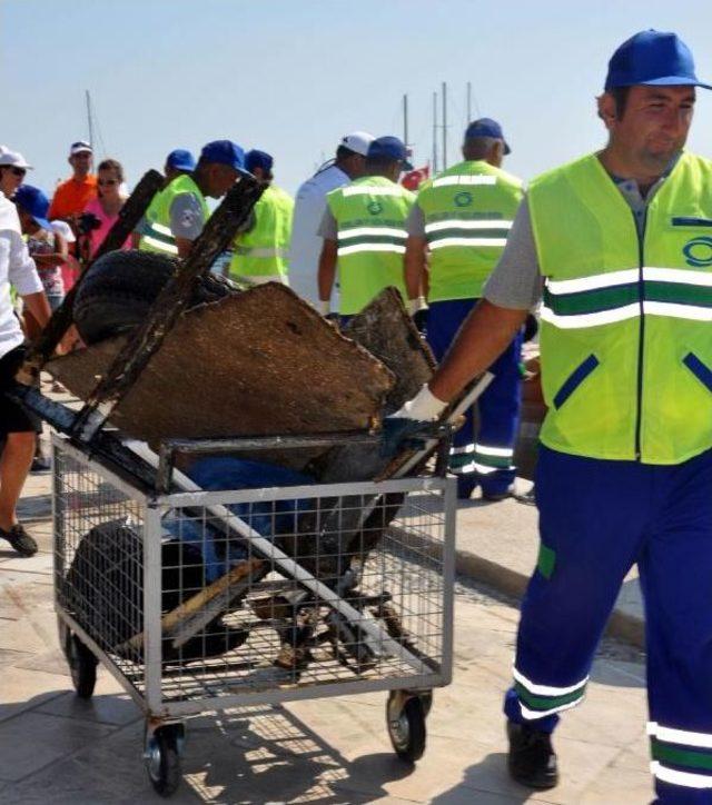 'denize En Çok Mavi Yakışır' Sloganıyla Denizi Temizlediler