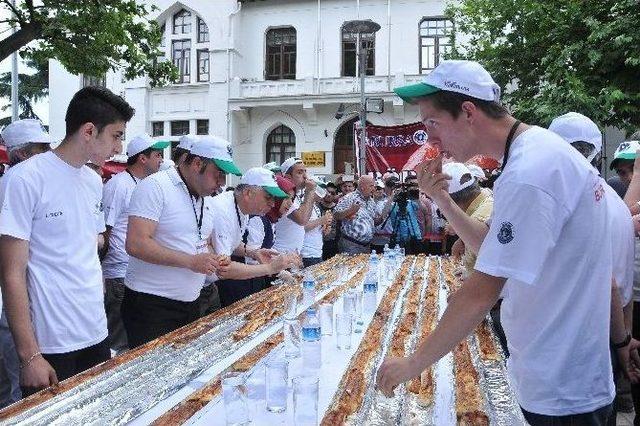 Bursa’da Nefes Kesen Börek Yeme Yarışması