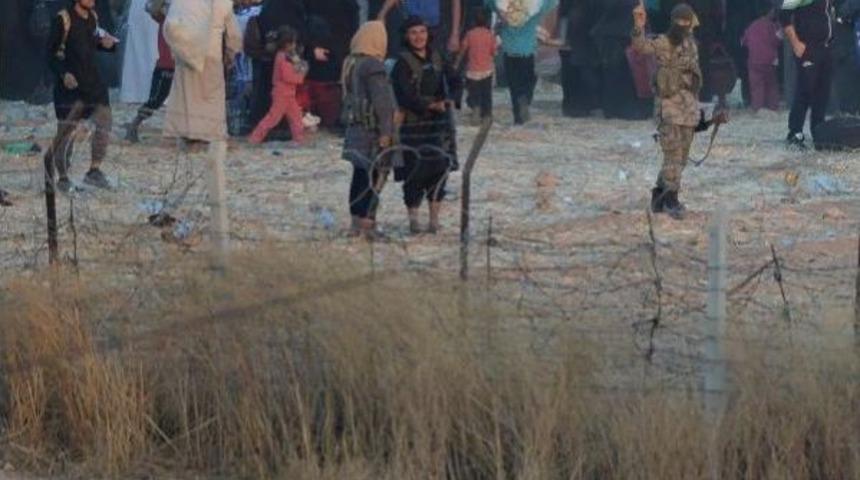 Suriyelilerin Sınırda Bekleyişi S&uuml;r&uuml;yor (3)