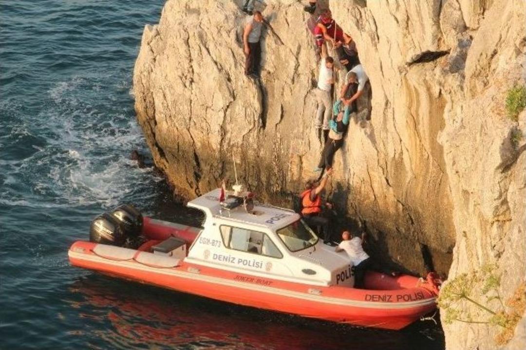 Kayalıklarda İntihar Girişiminde Bulunan Kadın İple Bağlanarak Kurtarıldı