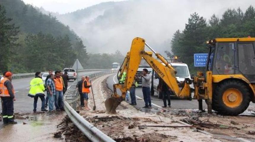 Bolu'da Sel Suyu Yolu Ulaşıma Kapattı
