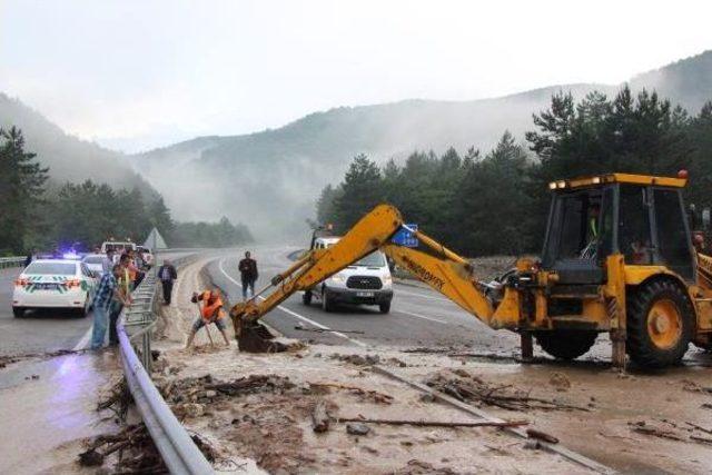 Bolu'da Sel Suyu Yolu Ulaşıma Kapattı