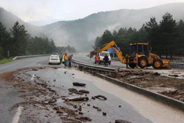 Bolu'da Sel Suyu Yolu Ulaşıma Kapattı