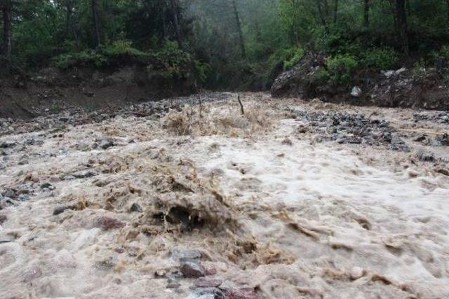 Bolu'da Sel Suyu Yolu Ulaşıma Kapattı