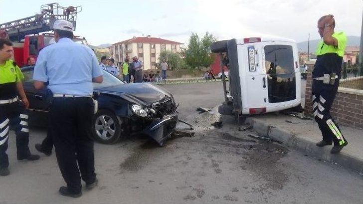 Otomobil Polis Otosuna Çarptı: 2’si Polis 3 Kişi Yaralandı G1