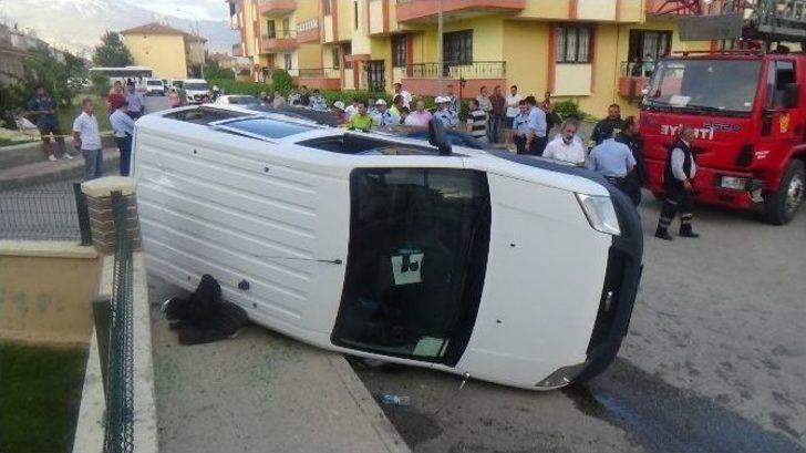 Otomobil Polis Otosuna Çarptı: 2’si Polis 3 Kişi Yaralandı G2
