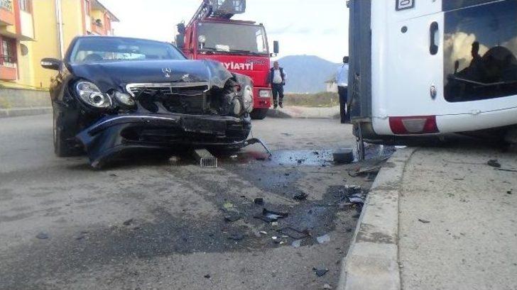 Otomobil Polis Otosuna Çarptı: 2’si Polis 3 Kişi Yaralandı G3