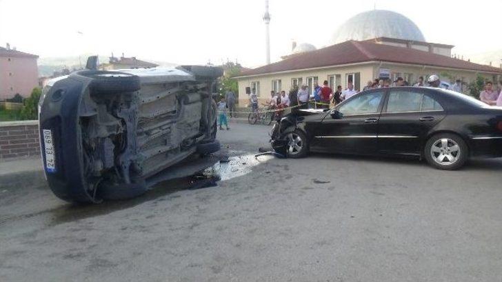 Otomobil Polis Otosuna Çarptı: 2’si Polis 3 Kişi Yaralandı G4