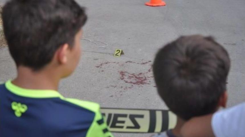 D&uuml;ş&uuml;rd&uuml;ğ&uuml; 1 Lira'yı Almak Isterken Otomobilin &Ccedil;arptığı &Ccedil;ocuk &Ouml;ld&uuml;