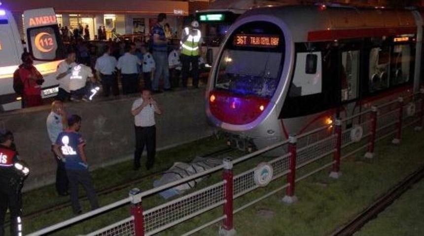 Tramvayın Altında 25 Metre S&uuml;r&uuml;klenen Yaya &Ouml;ld&uuml;