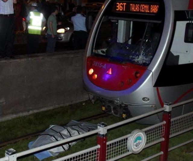 Tramvayın Altında 25 Metre Sürüklenen Yaya Öldü