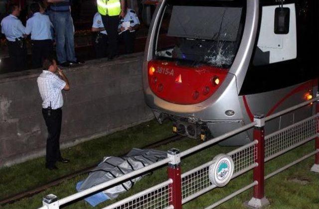 Tramvayın Altında 25 Metre Sürüklenen Yaya Öldü