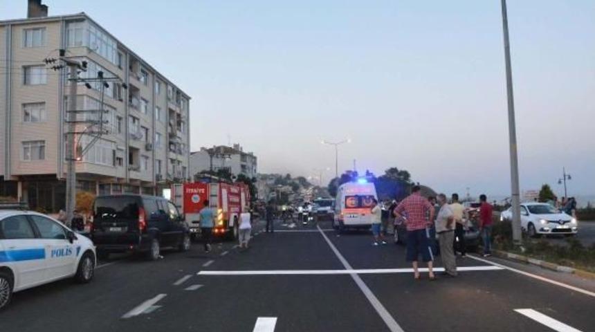 Otomobil Orta Ref&uuml;j&uuml; Aşıp, Karşı Şeride Ge&ccedil;ti: 3 &Ouml;l&uuml;, 9 Yaralı (2)