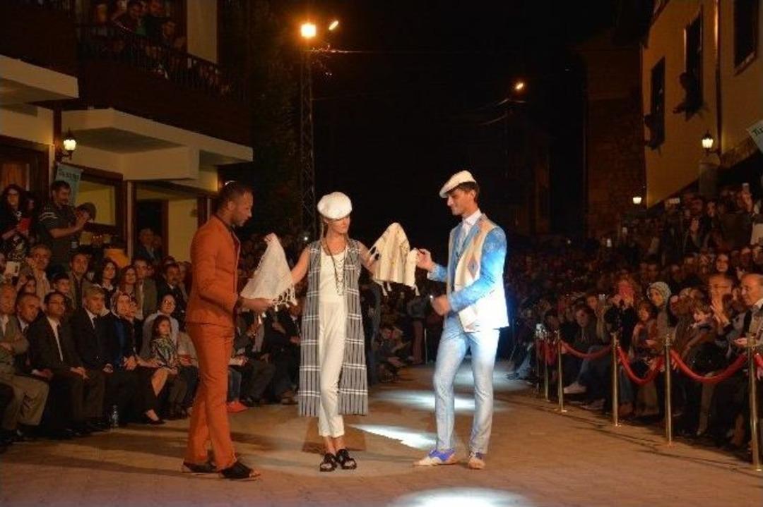 Şebnem Schaefer 200 Yıllık Tarihi Mahallede Y&ouml;resel Defilede Podyuma &Ccedil;ıktı