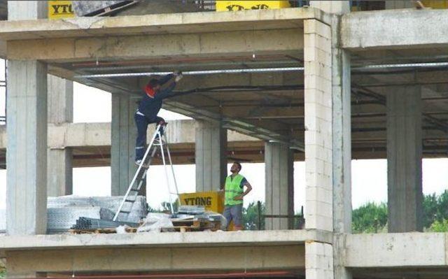 Başiskele Yeni Belediye Binasında Çalışmalar Sürüyor