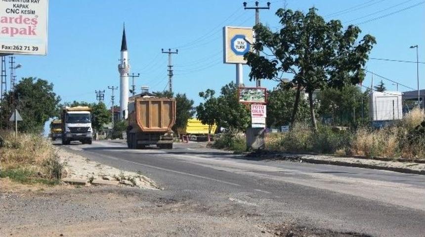 Hız Yapan Hafriyat Kamyonları Tehlike Sa&ccedil;ıyor