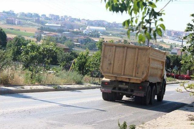 Hız Yapan Hafriyat Kamyonları Tehlike Saçıyor