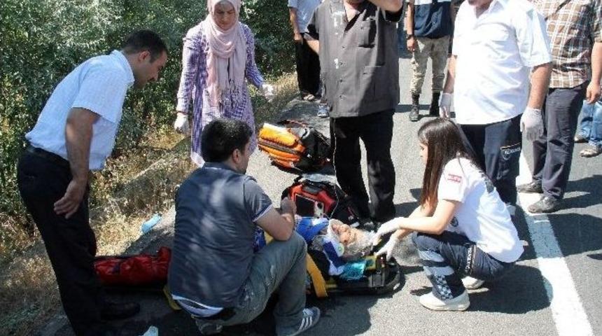 Elazığ&rsquo;da Otomobil Direğe &Ccedil;arptı: 7 Yaralı