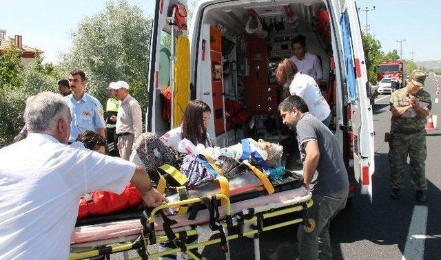 Elazığ’da Otomobil Direğe Çarptı: 7 Yaralı