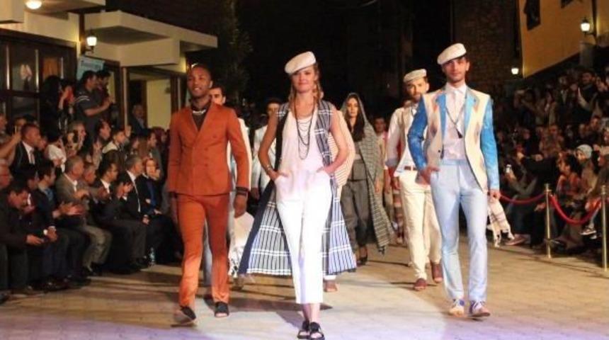 Tamzara Dokumaları Sokak Defilesiyle Tanıtıldı