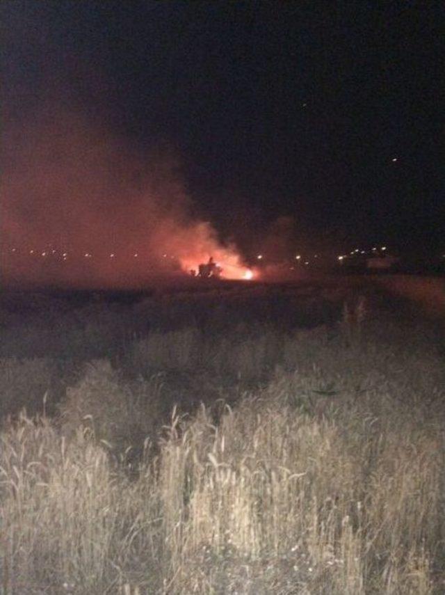 Havai Fişek 250 Hektarlık Buğday Tarlasını K&uuml;le &Ccedil;evirdi 1