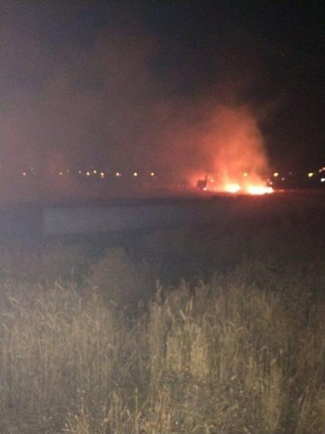 Havai Fişek 250 Hektarlık Buğday Tarlasını K&uuml;le &Ccedil;evirdi 3