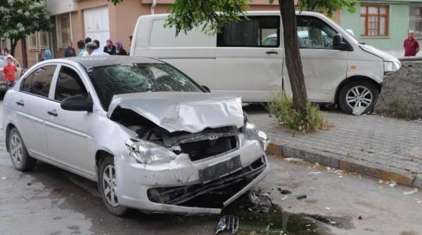 Ş&uuml;pheli Kovalamacasında Kaza: 2 Polis Yaralandı