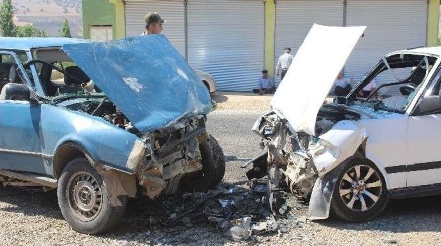 Gaziantep&rsquo;te İki Otomobil Kafa Kafaya &Ccedil;arpıştı: 8 Yaralı