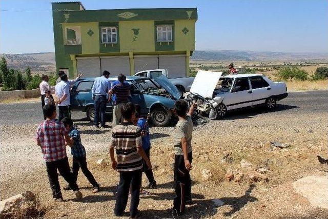 Gaziantep&rsquo;te İki Otomobil Kafa Kafaya &Ccedil;arpıştı: 8 Yaralı 2