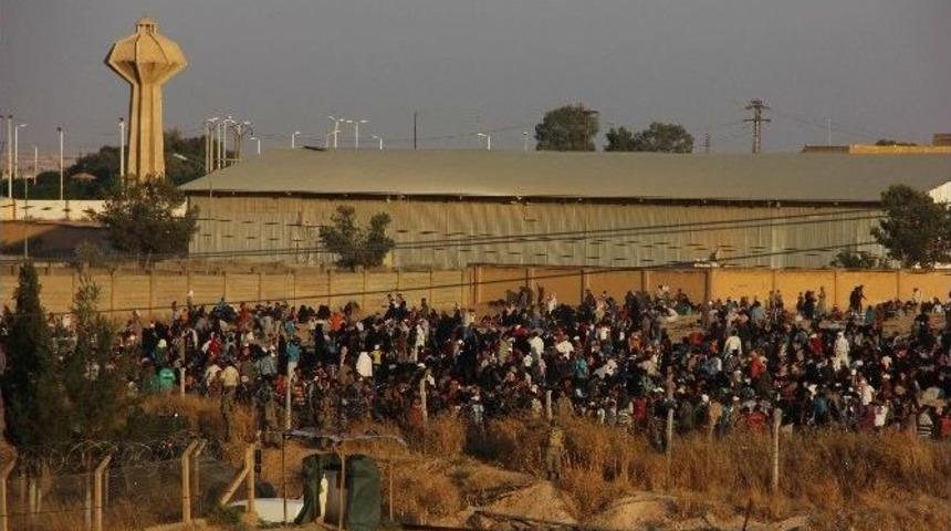 Ak&ccedil;akale Sınır Kapısında Gergin Bekleyiş S&uuml;r&uuml;yor